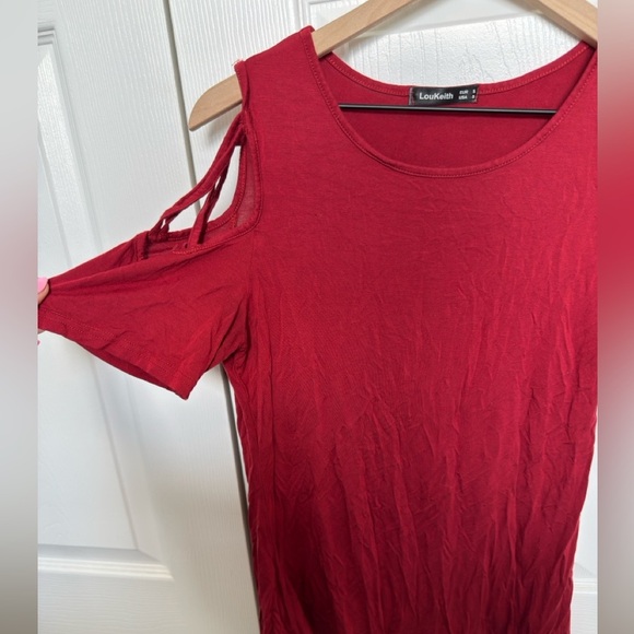 LOUKEITH red short sleeve top. Criss cross open shoulders. Size small - Picture 2 of 4
